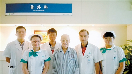 高龄虽是手术禁区,但江门市人民医院普外科的医生却帮助邓炳桓(右三)成功闯过了这一关。医院提供 高龄虽是手术禁区,但江门市人民医院普外科的医生却帮助邓炳桓(右三)成功闯过了这一关。医院提供