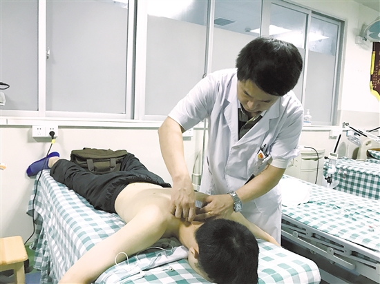 医生为颈椎病患者进行针灸疗法。 医生为颈椎病患者进行针灸疗法。