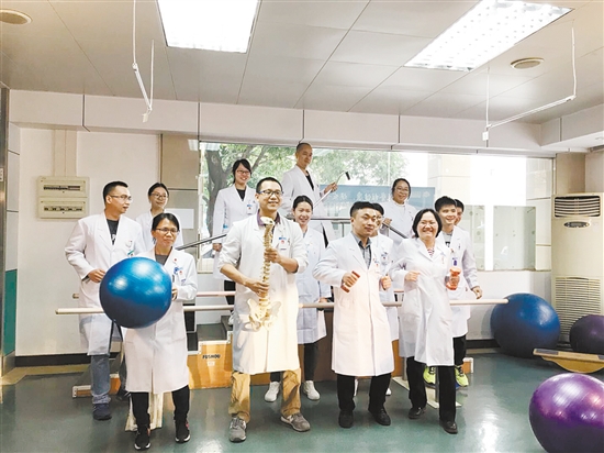 江门市中心医院康复科的道具远看像吉他,其实是脊椎模型。 江门市中心医院康复科的道具远看像吉他,其实是脊椎模型。