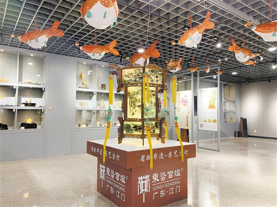 非遗展馆展出了江门市各级非遗和工艺美术作品.