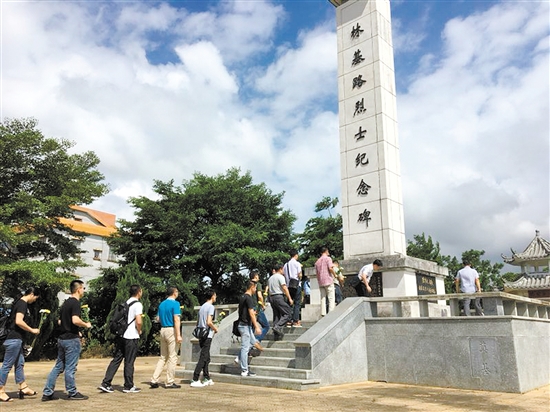 瞻仰林基路烈士纪念碑.