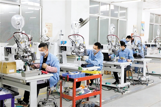 在江门铁金刚机械有限公司生产车间内,员工们在加紧生产.罗霈