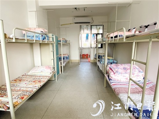 新会葵城中学宿舍里,学生们已经铺好床铺.