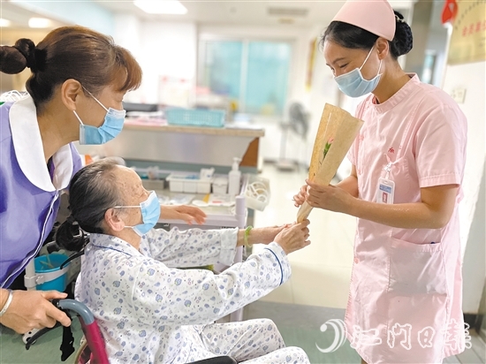 患者向护士送上暖心问候和祝福。