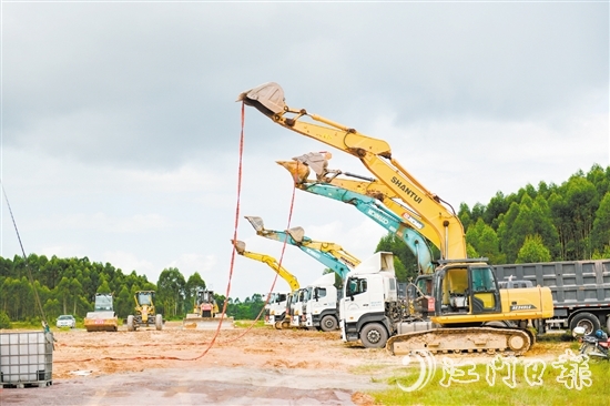 开平市举行县道红龙线金章大道段工程动工仪式。