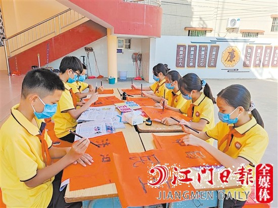 孩子们积极参加崖门镇交贝石村新时代文明实践站开展的“24字社会主义核心价值观”书法比赛。