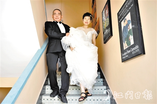 化好妆后，要走楼梯到下一层拍摄婚纱照，林建盛帮李瑞兰挽起婚纱裙摆。