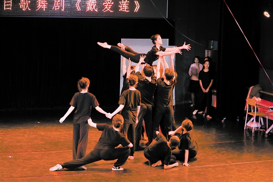 《戴爱莲》大部分场面都依托舞蹈进行演绎，用舞蹈来塑造人物、推进剧情发展。