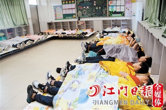 大泽镇投入资金，在学校课室加设睡床，让学生午休从“趴着睡”变“躺着睡”。