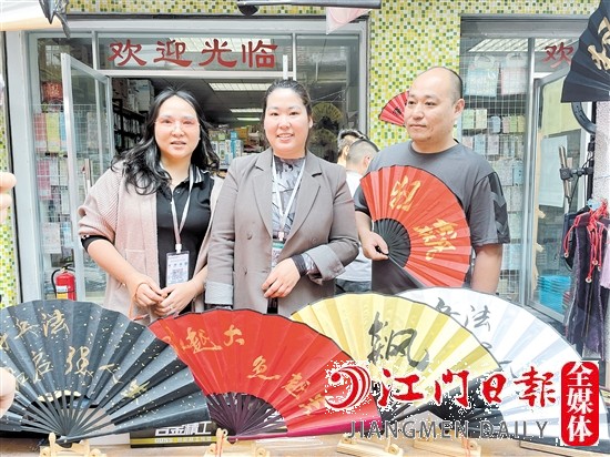 同班同学文具店老板秦焱和他的姐姐秦淼、妹妹秦鑫正在摊位前忙碌地招呼游客。