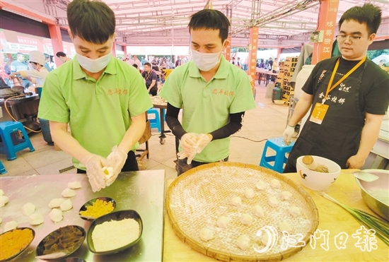 郑樊耀（左一）和徒弟现场制作恩平烧饼。