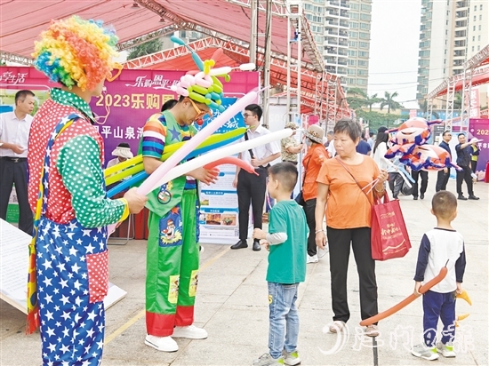 活动现场，趣味表演吸引小朋友眼球。