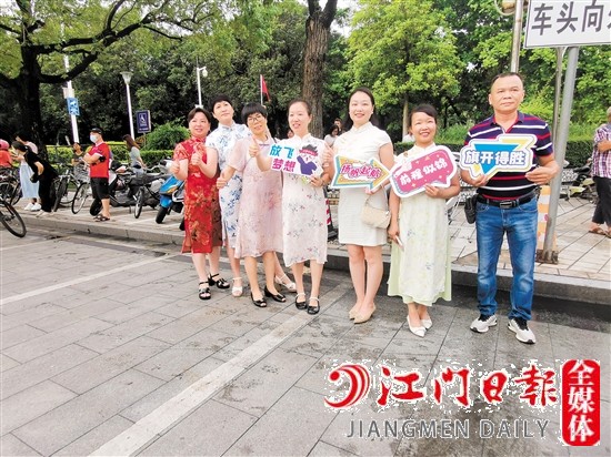 家长身穿旗袍，在考点外为考生加油鼓劲。