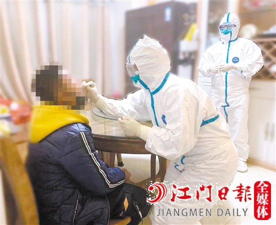 市疾控中心工作人员在开展取样工作。