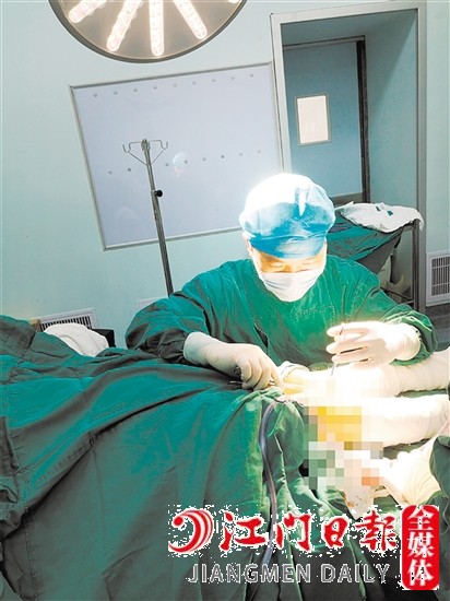 医生为患儿施行手术。