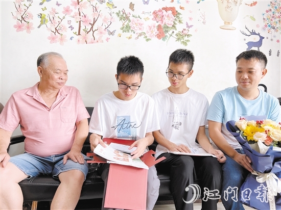 陈文逸（左二）与家人分享难忘时刻。