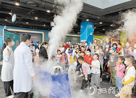 区科技馆举办有趣生动的科学实验，给孩子们留下了美好的回忆。