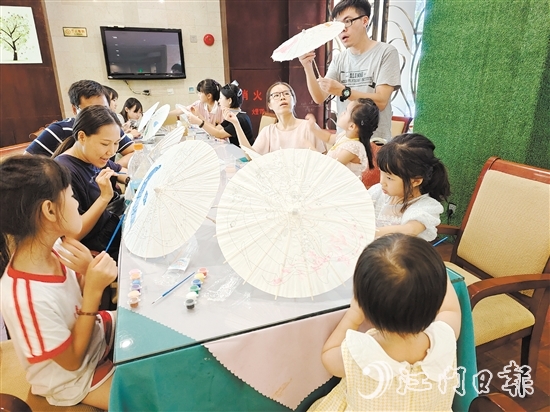 山泉湾温泉的DIY油纸伞彩绘活动吸引了不少市民、游客参与。