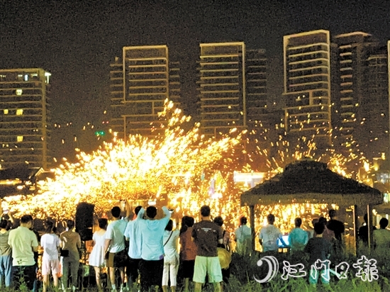 江门古劳水乡景区非遗打铁花表演。