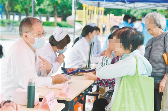 医护人员通过普及健康知识、现场解答等方式，向居民宣传心理健康等相关知识。