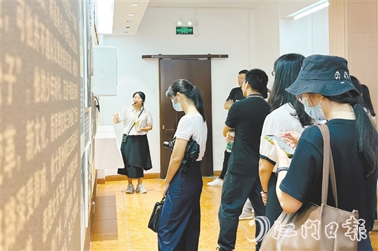 游客参观林基路红色教育基地。