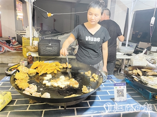 蒋丽娟在集市卖起她的家乡传统小吃——豆腐角。