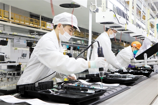 近年来，我市坚持制造业当家，大力推进工业发展。图为海信电子生产车间。