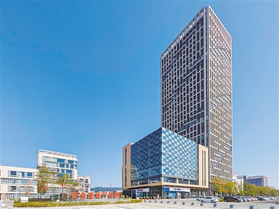 近年来，我市坚持“抓项目、建平台、优环境”并推，持续提升产业竞争力。目前，江门安全应急产业园区已初步形成“产业总部+孵化基地”“产业加速园”“产业基地”三大功能区域。