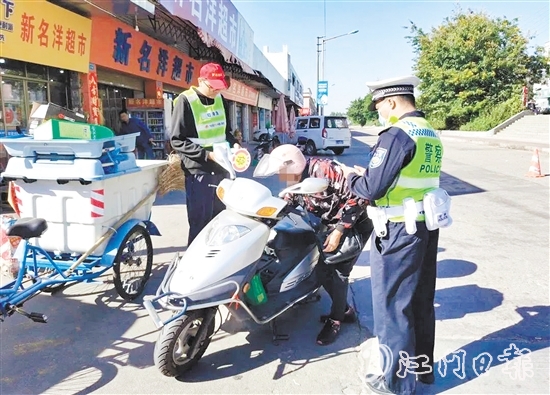 交警开展交通安全大劝导工作。