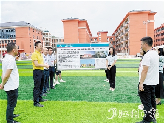 恩城街道人大工委走进恩平市实验小学，为锦江新城北区发展建言献策。