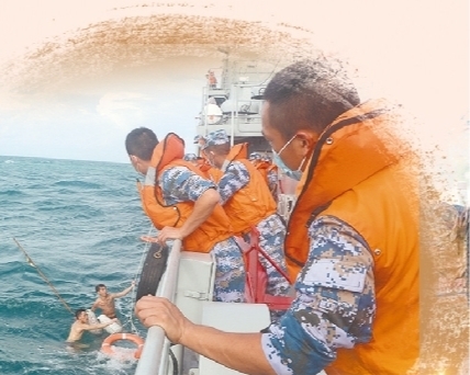 海军某部营救落水渔民。