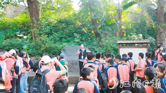 学生走进歇马举人村，感受传统文化魅力。
