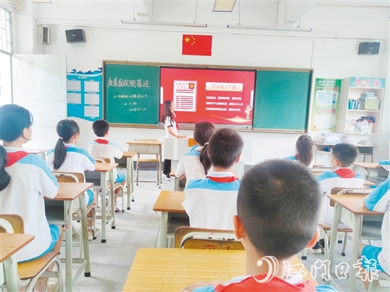 三江镇深吕小学组织开展主题班会，学习相关法律知识。