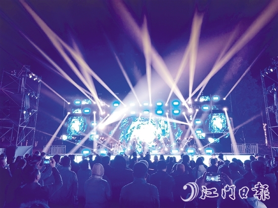 DJ、乐队表演，点燃了夜市的气氛。