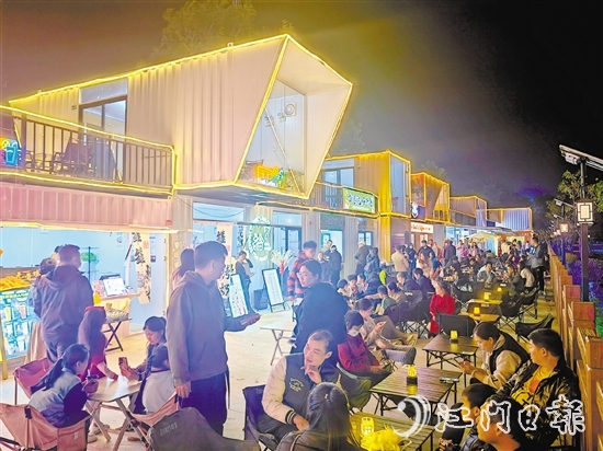 “文华潮圩”的集装箱商业街人气旺盛。
