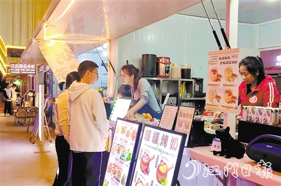 “文华潮圩”内，烧烤、烤奶、炸鸡等“网红”食品应有尽有，丰富了市民、游客“舌尖上的选择”。