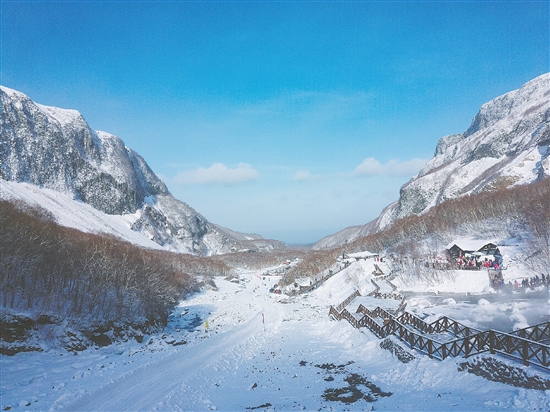 冰雪亲子游是寒假、春节旅游的特色产品。