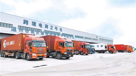 温州综合保税区被称作“温州连接世界的新桥梁”，在2022年获批省级进口贸易促进创新示范区。图为温州综合保税区跨境电商仓库。