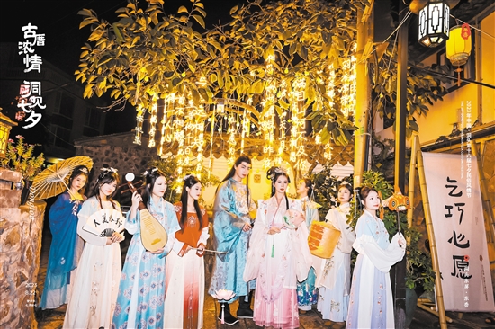 伴随着“夜光经济”“沙滩经济”的兴起，游客们多了在东岙村驻足停留的理由，也让当地村民有了更多创业、就业机会。