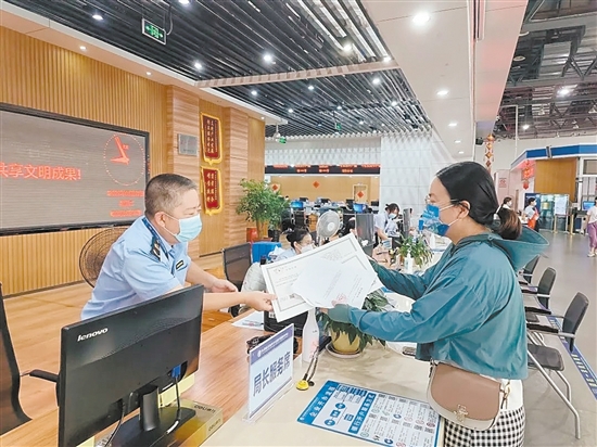 宁德持续提级优化“宁德服务”品牌，率先推行行政服务中心办事大厅“局长服务日”工作机制。