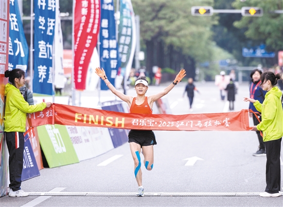 我国选手钟佳萌获得全马女子组冠军。周华东