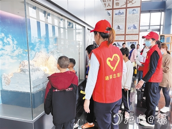 困境儿童走进大槐服务区参观。