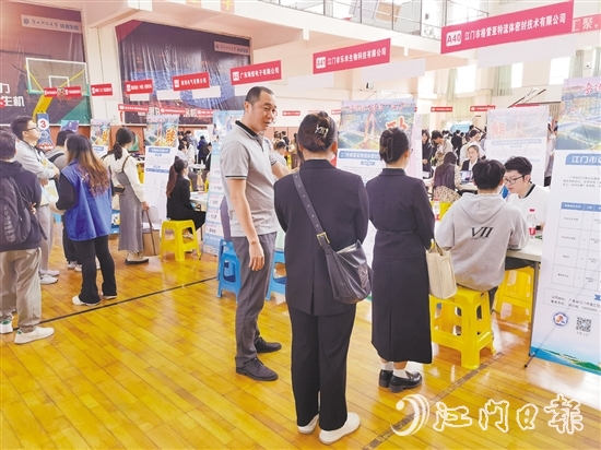 恩平市组织企业到茂名开展人才招聘。