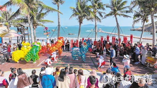 春节假期，那琴半岛景区举行舞狮等多彩活动，吸引众多游客前来游玩。