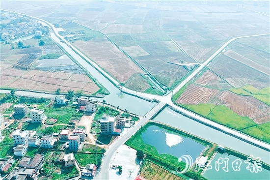 从空中俯瞰，黄水坑河河面宽阔干净。