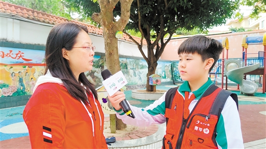 青苹果小记者采访老师。