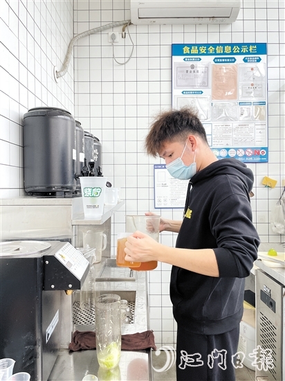 茶饮店工作人员加班加点制作茶饮。