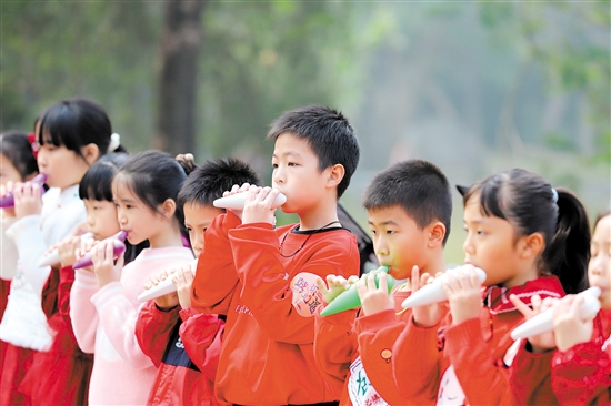 越塘小学积极组织多种活动，让学习陶笛的学生有更多表现机会。