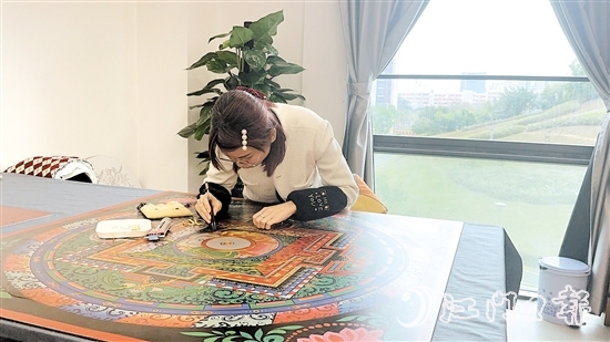 李凤妮正在制作掐丝珐琅工艺品。