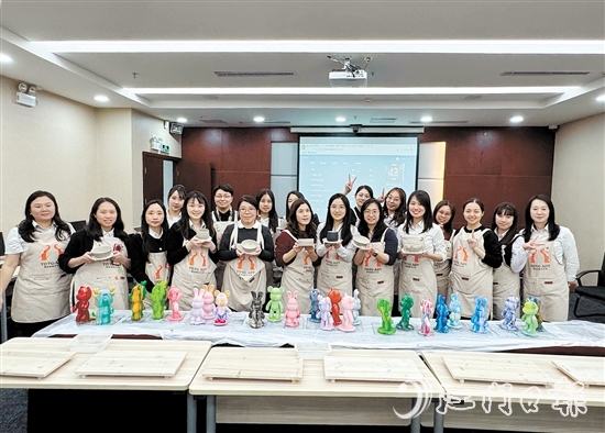 华夏银行江门分行开展陶艺DIY和流体熊手作体验活动。
